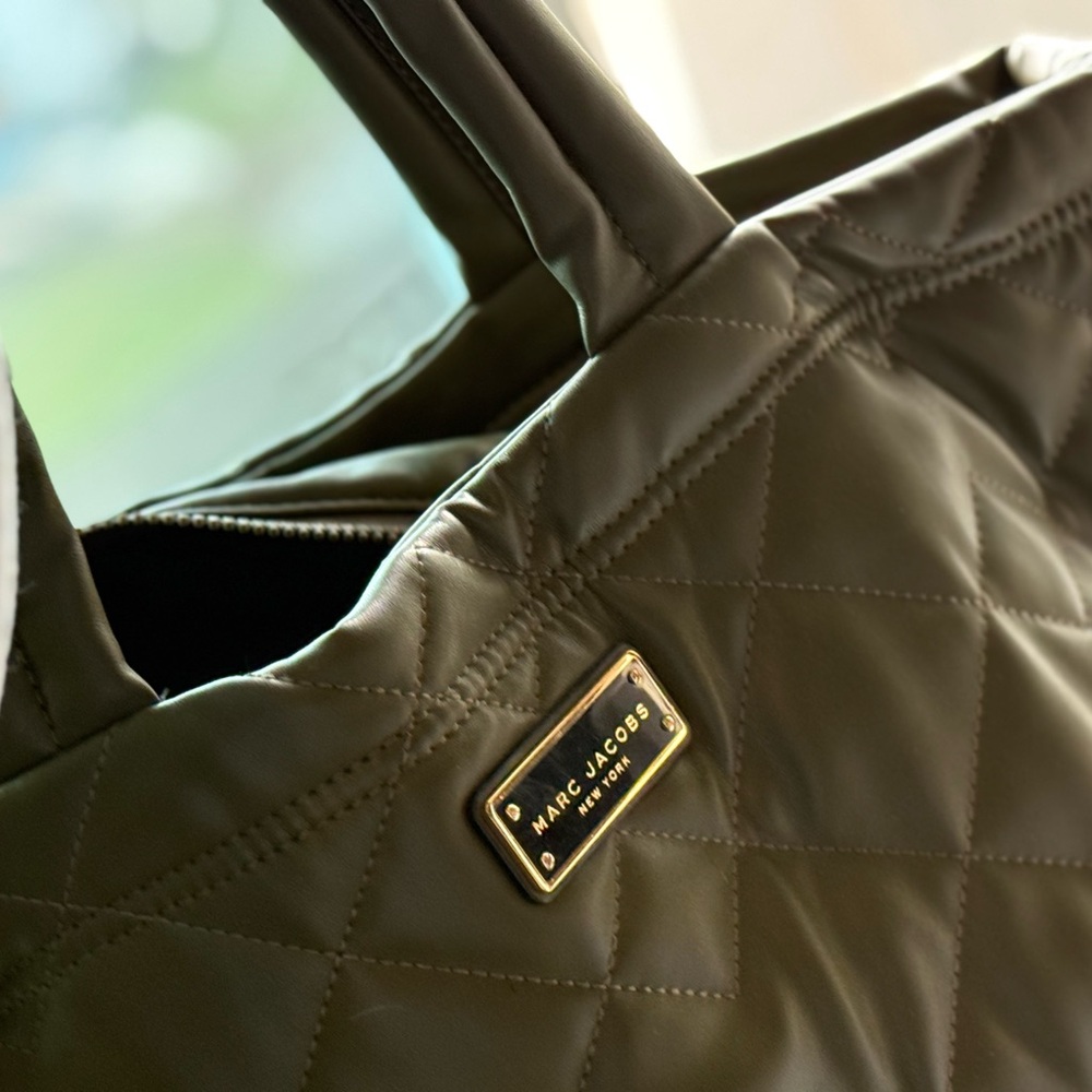 Marc Jacobs Green Tote Bag with Durable Craftsmanship